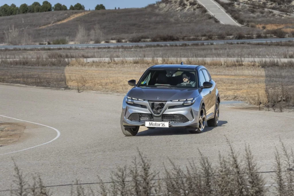 Alfa Romeo Junior Ibrida 145 CV: Algo más que un urbanita estiloso 9 Motor16 Alfa Romeo Junior Ibrida 145 CV 26 Motor16