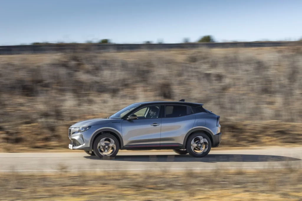 Alfa Romeo Junior Ibrida 145 CV: Algo más que un urbanita estiloso 1 Motor16 Alfa Romeo Junior Ibrida 145 CV (27)