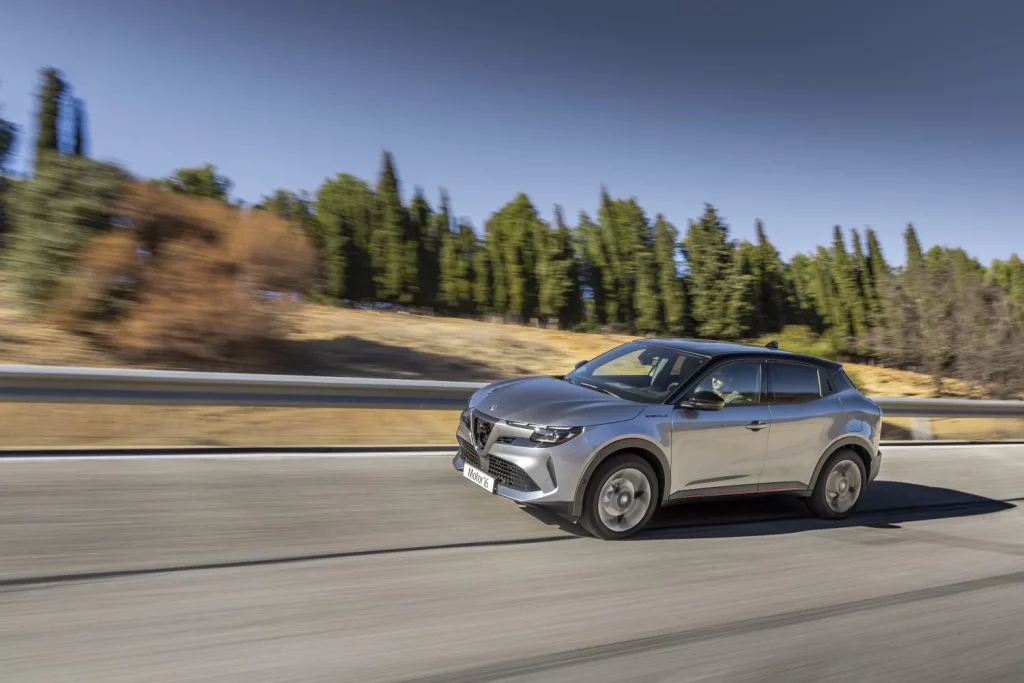 Alfa Romeo Junior Ibrida 145 CV: Algo más que un urbanita estiloso 7 Motor16 Alfa Romeo Junior Ibrida 145 CV 28 Motor16