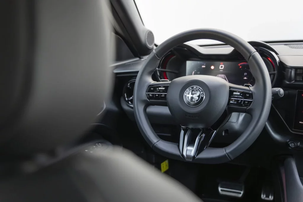 Alfa Romeo Junior Ibrida 145 CV: Algo más que un urbanita estiloso 20 Motor16 Alfa Romeo Junior Ibrida 145 CV 3 Motor16