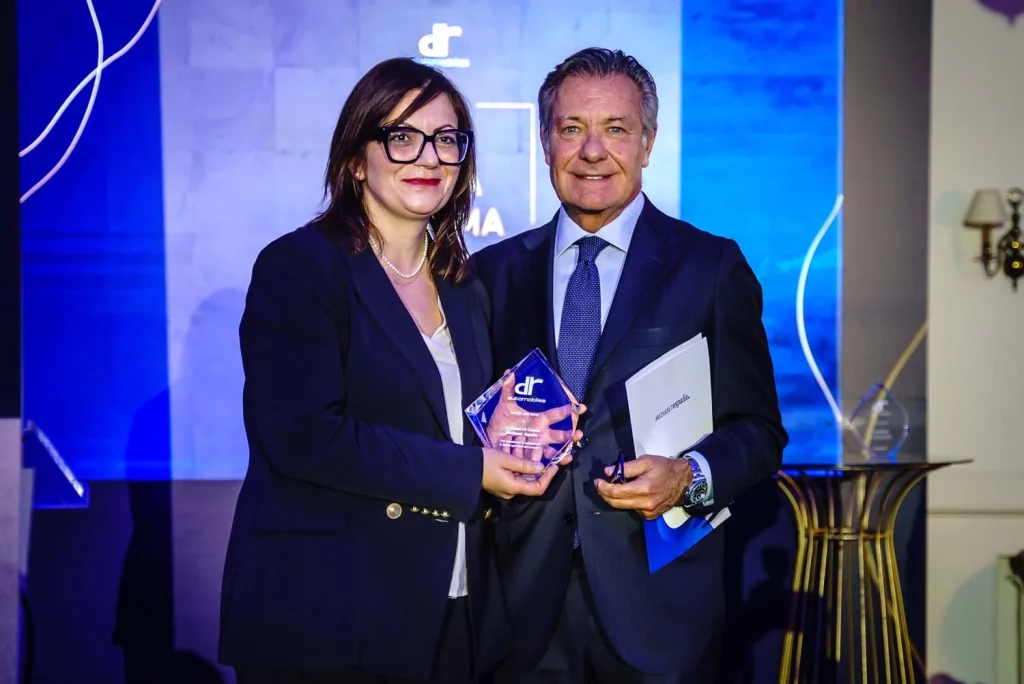 DR Automobiles desembarca de forma oficial en el mercado español con sus seis marcas 2 Motor16 Antonella Tortola Consejera delegada de DR Automobiles junto a Alessandro Salem CEO de Mediaset Espana Motor16