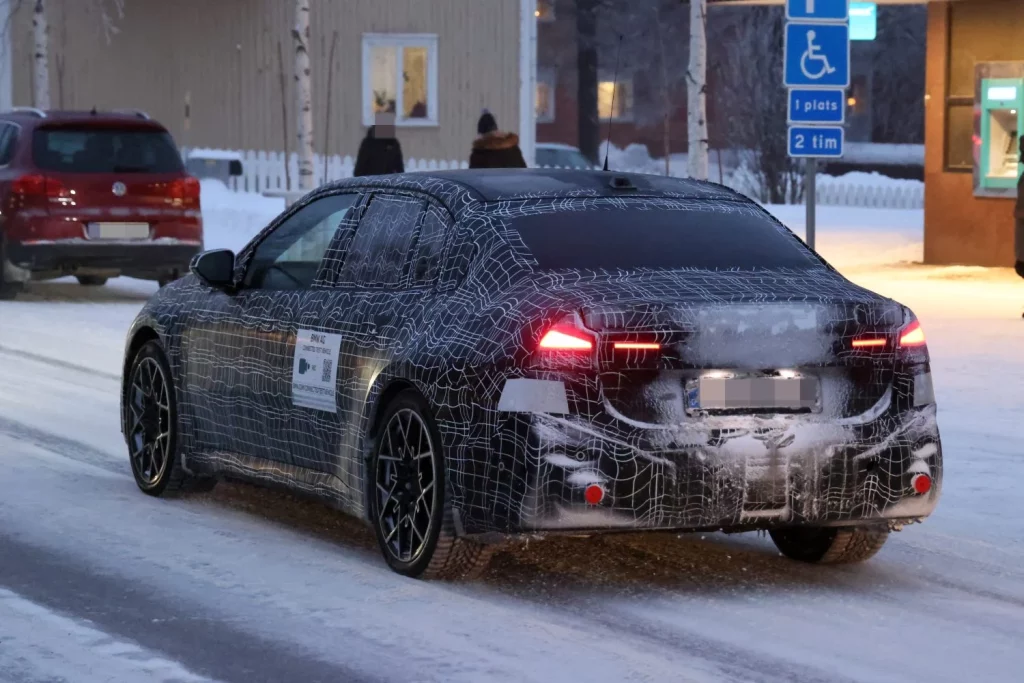 BMW i3 2026: La nueva berlina eléctrica de la Neue Klasse pierde camuflaje 2 Motor16 BMW i3 2026 nieve 10 Motor16