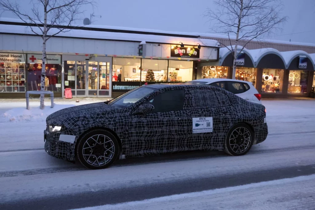 BMW i3 2026: La nueva berlina eléctrica de la Neue Klasse pierde camuflaje 7 Motor16 BMW i3 2026 nieve 5 Motor16