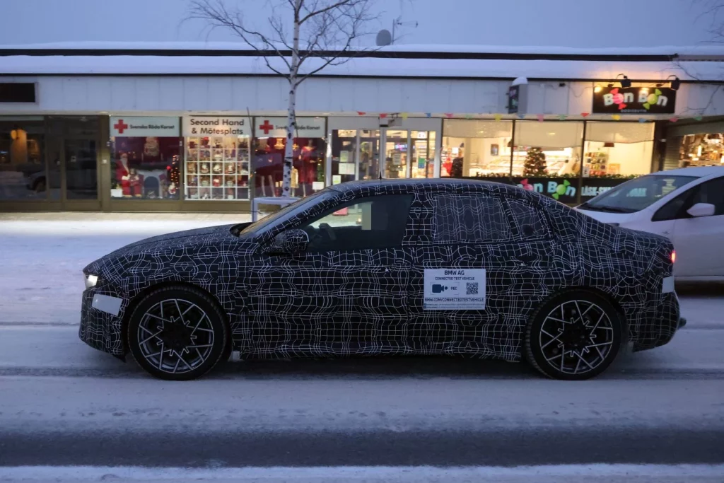 BMW i3 2026: La nueva berlina eléctrica de la Neue Klasse pierde camuflaje 1 Motor16 BMW i3 2026 nieve (6)