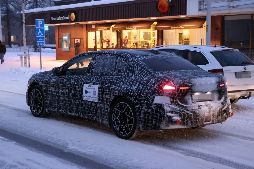 BMW i3 2026: La nueva berlina eléctrica de la Neue Klasse pierde camuflaje 10 Motor16 BMW i3 2026 nieve 8 Motor16