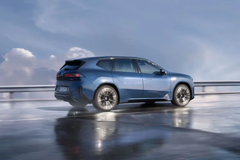 BMW iX3: dos campañas de recall por descarga eléctrica y airbags defectuosos