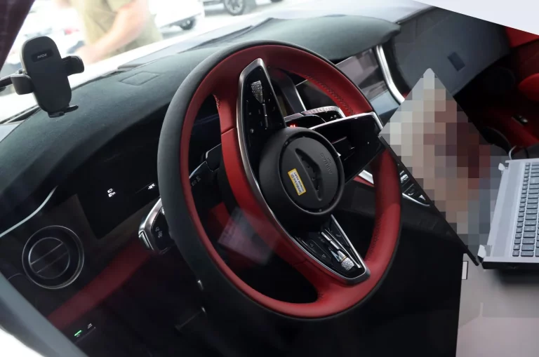 El Bentley Torcal y su nombre español: así es su pantalla curva de 14,25 pulgadas y sus mandos físicos