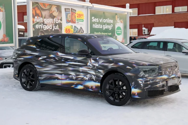 El ‘baby-Bentley’ viaja a la nieve encandinava y nos muestra su interior