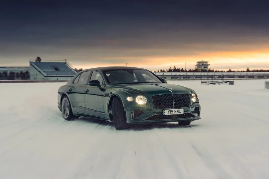 El Bentley Flying Spur Speed establece un récord de velocidad sobre hielo