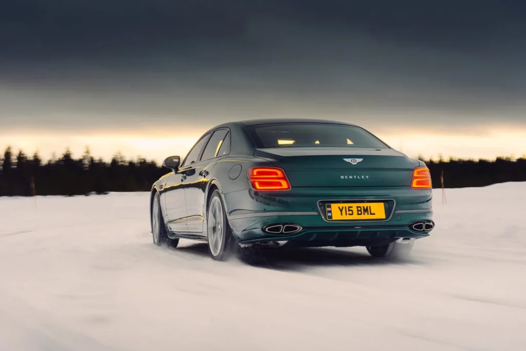 El Bentley Flying Spur Speed establece un récord de velocidad sobre hielo