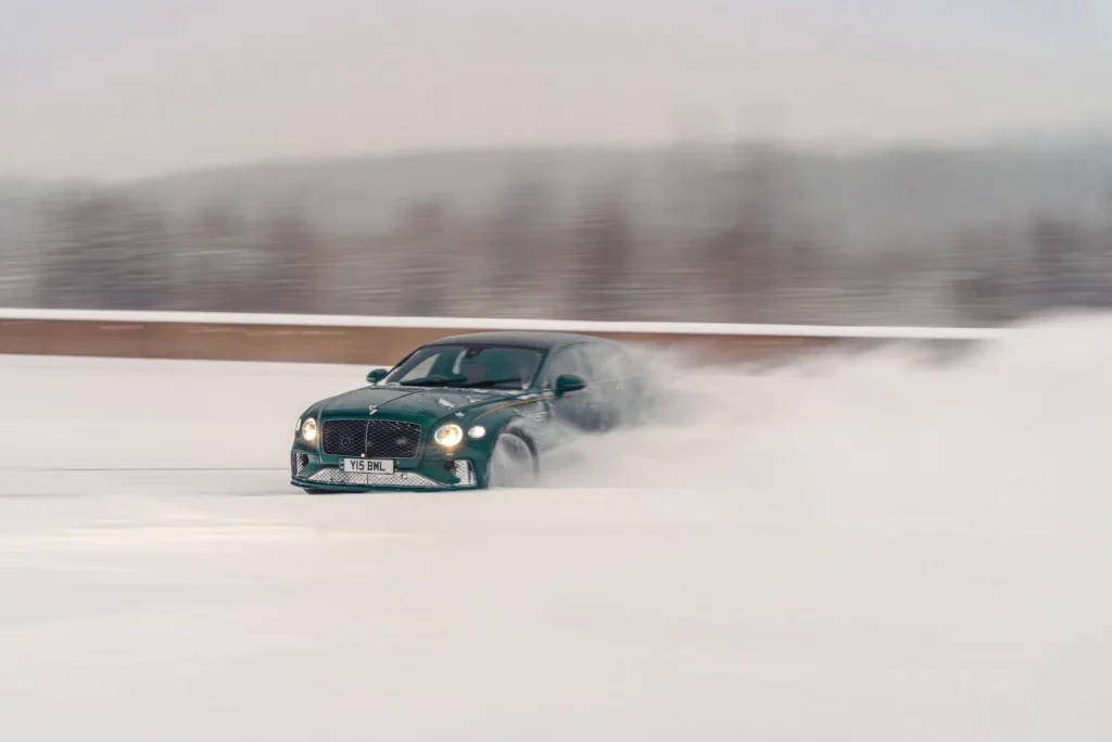 El Bentley Flying Spur Speed establece un récord de velocidad sobre hielo