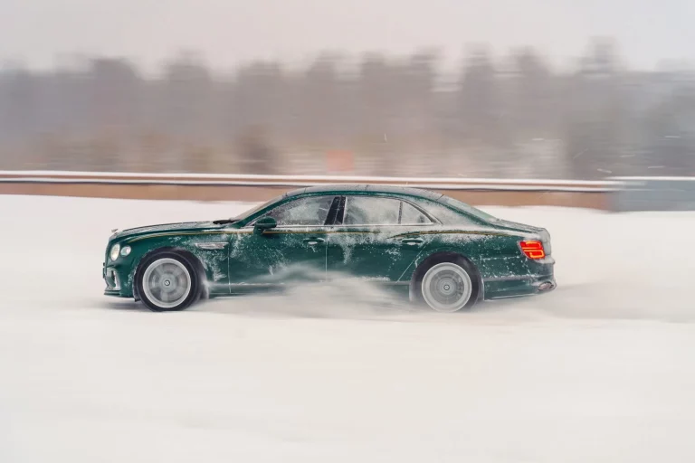 El Bentley Flying Spur Speed establece un récord de velocidad sobre hielo