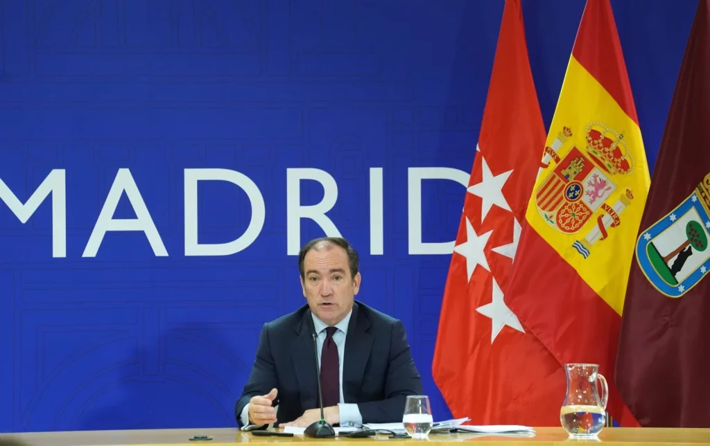 Carabante explicando los tramites de la Ordenanza de Movilidad Sostenible 2025 Motor16