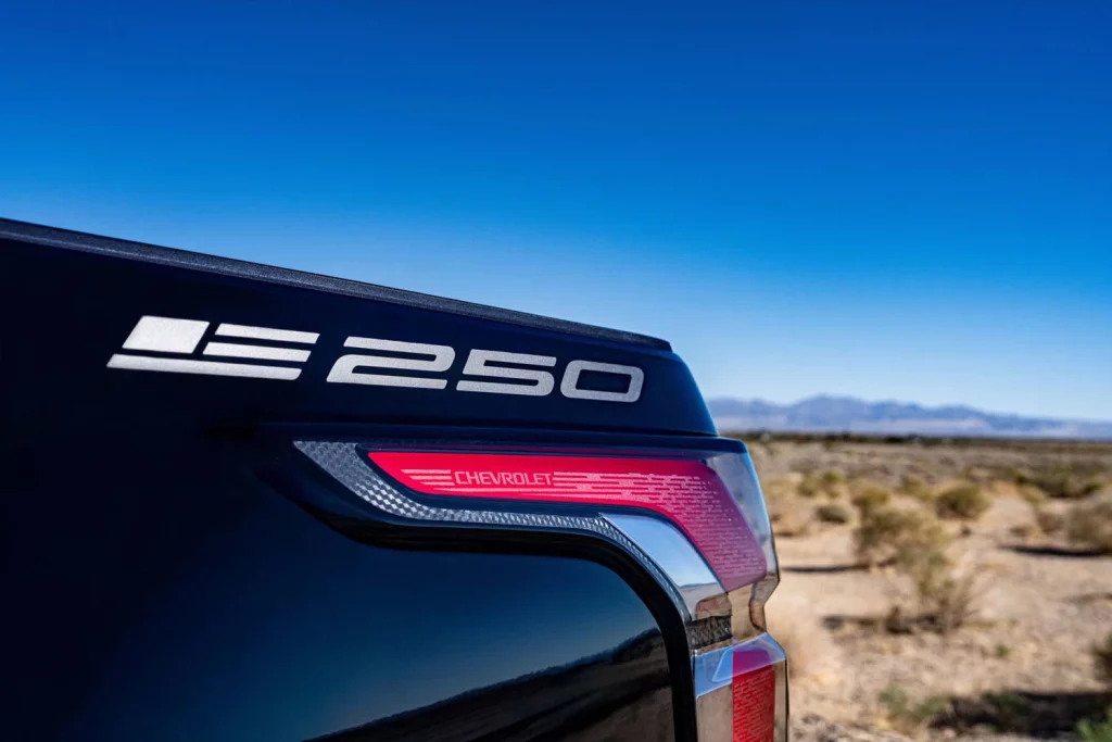 Chevrolet y su homenaje a los 250 años de la independencia americana 11 Motor16 Chevy Stars and Steel Silverado EV Rear Side View Motor16