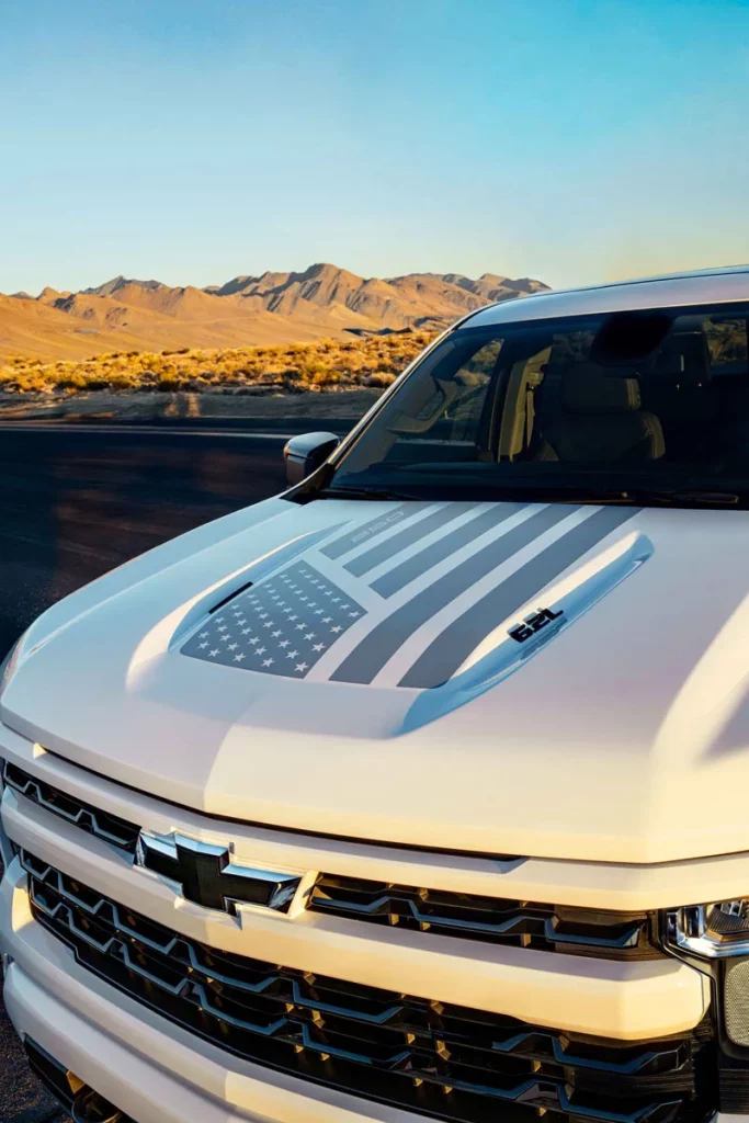 Chevrolet y su homenaje a los 250 años de la independencia americana 13 Motor16 Chevy Stars and Steel Silverado LD Front 3 4 View Motor16