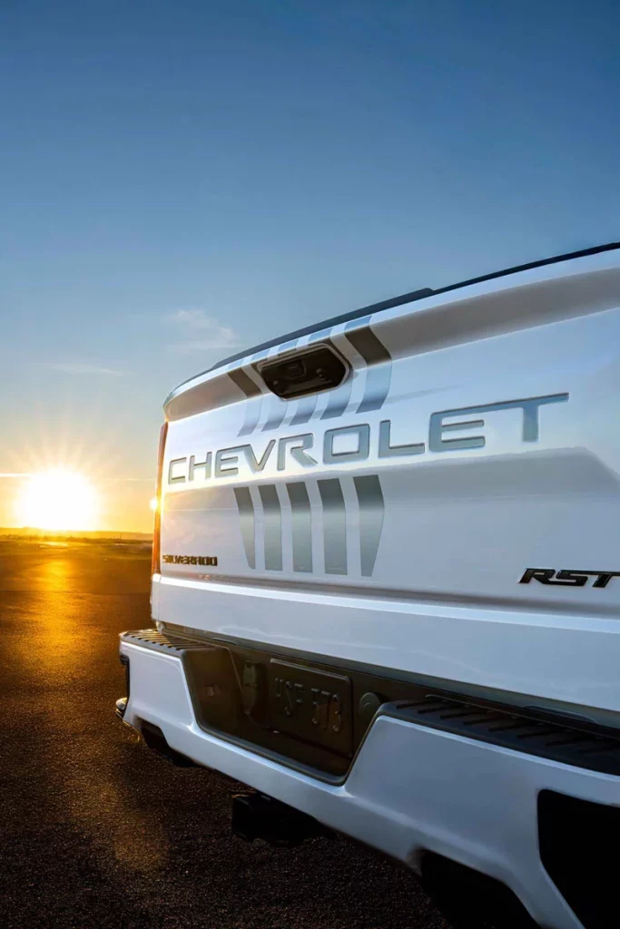 Chevrolet y su homenaje a los 250 años de la independencia americana 14 Motor16 Chevy Stars and Steel Silverado LD Rear Tailgate View Motor16
