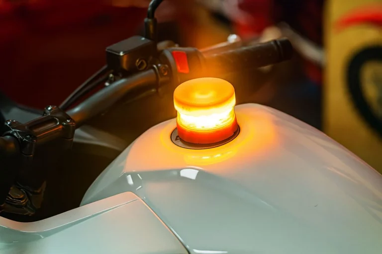 Confirmado: si tu coche aparece en esta lista, la DGT no te obliga a llevar la baliza V-16 a partir de enero