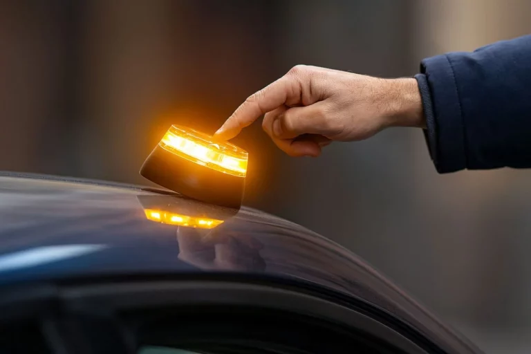 Elena (44), agente de movilidad: ‘Puede que no lo sepas, pero hay seis motivos por los que la Guardia Civil te puede multar con hasta 200 euros al usar la baliza V16’