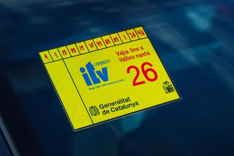 La multa de 500 euros e inmovilización del coche por no llevar el distintivo V19 en Canarias