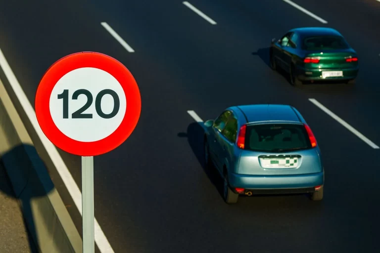 Fernando (58), agente de movilidad: «Llegará un día en el que no podrás viajar por una autovía o una autopista a 120 km/h»