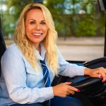 Lucía (31), conductora de autobús: «Ningún joven quiere trabajar aquí, pero yo gano 2.000 euros al mes y trabajo 35 horas a la semana»