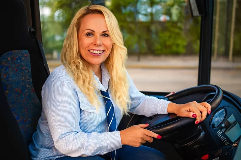 Lucía (31), conductora de autobús: «Ningún joven quiere trabajar aquí, pero yo gano 2.000 euros al mes y trabajo 35 horas a la semana»