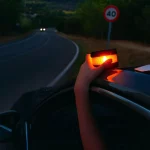 Nerea (29), técnico de emergencias: «Hay más de 200 balizas V16 homologadas por la DGT, pero yo solo me compraría esta. Y no es por el precio»