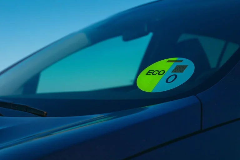 Los requisitos que deben cumplir los coches en 2026 para conseguir las etiquetas medioambientales ECO y Cero de la DGT