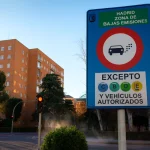 ¿Van a poder circular los coches sin etiqueta medioambiental por Madrid y Barcelona en 2026?