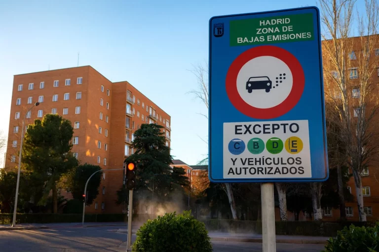¿Van a poder circular los coches sin etiqueta medioambiental por Madrid y Barcelona en 2026?