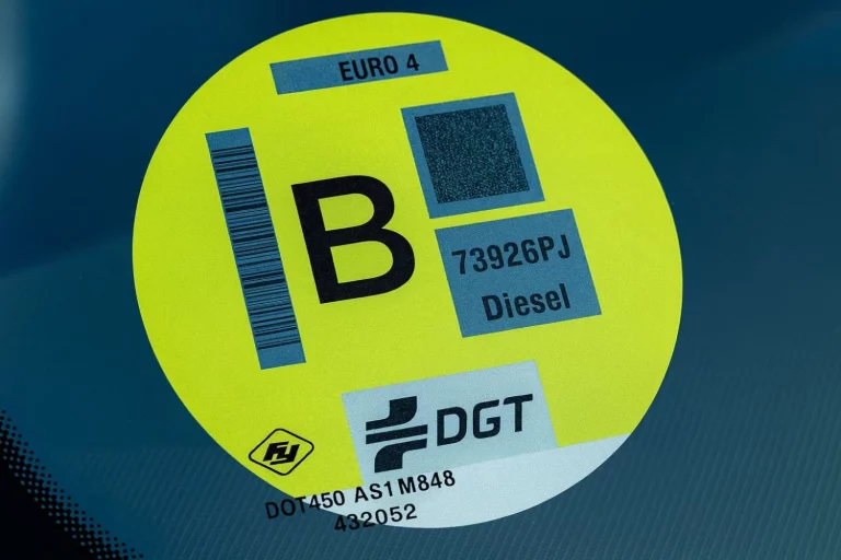 Si tu coche tiene una etiqueta B de la DGT, esto es todo lo que cambia desde el 1 de enero de 2026
