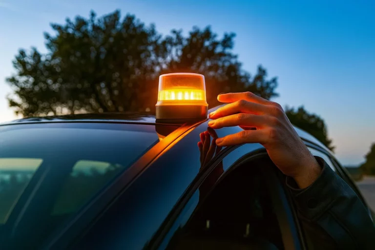 Estas son las balizas V16 que retira la DGT. ¿Qué hacer si tienes una de ellas?