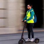 Esther (35), abogada: «Seguro de accidentes, edad mínima y chaleco obligatorio son algunas multas que afectan a los patinetes eléctricos»