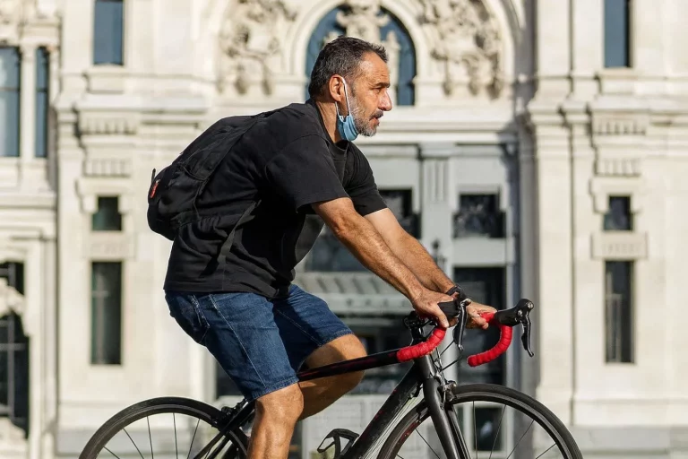 Miguel (55), técnico de movilidad: «No vamos a tardar en ver como Madrid o Barcelona siguen los pasos de Bruselas y corta las alas a patinetes y bicicletas»