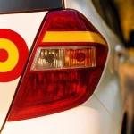Una diana con la bandera de España: el significado de la pegatina que muchos coches llevan en su parte trasera