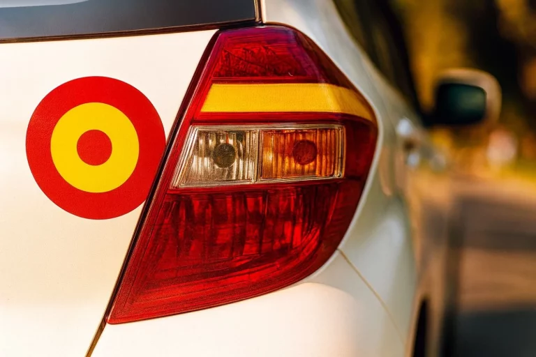 Una diana con la bandera de España: el significado de la pegatina que muchos coches llevan en su parte trasera