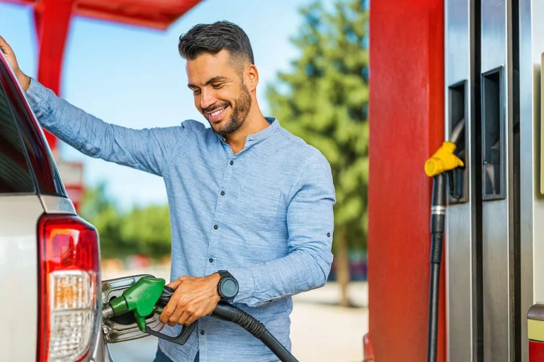 Ramón (42), gasolinero: «Hay una buena razón para no repetir la frase que dio nombre a una serie de Antena 3 en 1993»