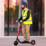 Circular en patinete eléctrico por la ciudad cambiará por completo en 2026: seguro y chaleco ya no son opcionales