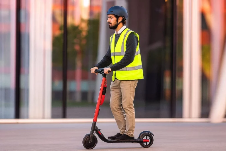 Circular en patinete eléctrico por la ciudad cambiará por completo en 2026: seguro y chaleco ya no son opcionales
