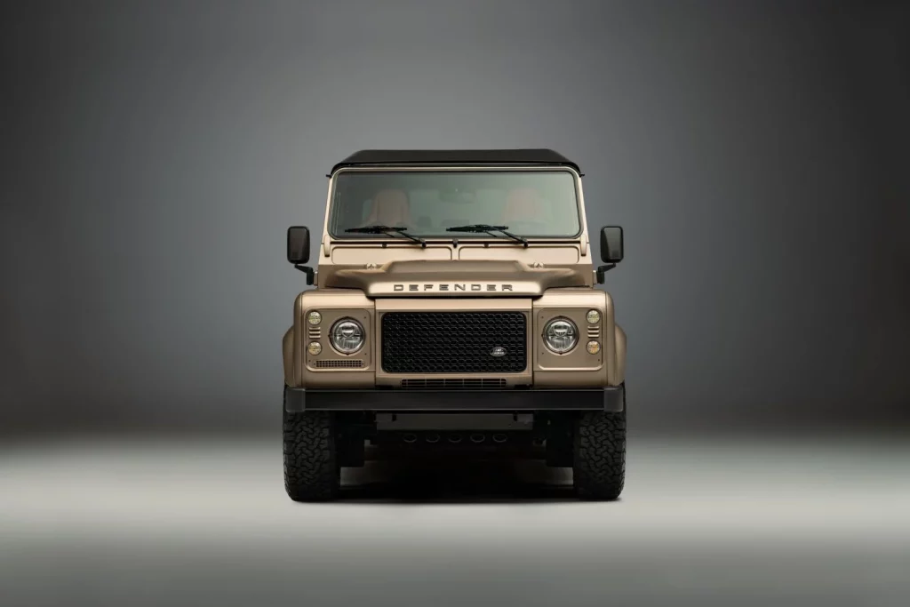 El Classic Defender V8 adopta los colores y materiales del Defender OCTA
