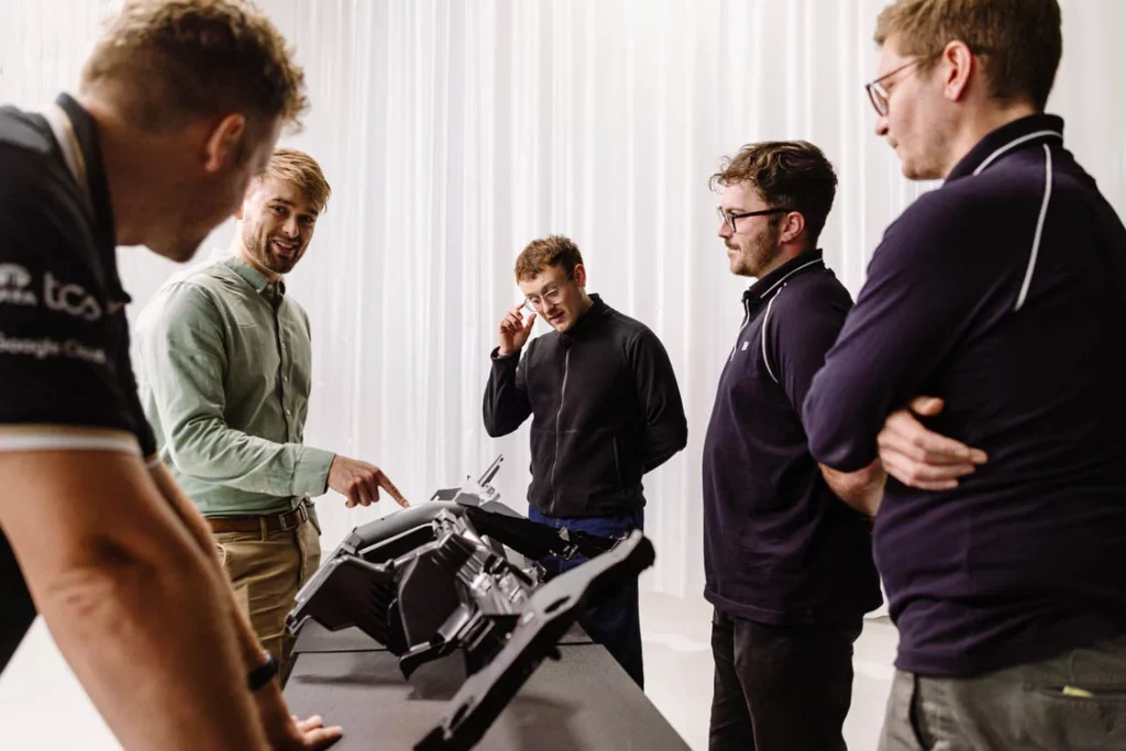 Eje estructural del salpicadero de JLR 3 Motor16