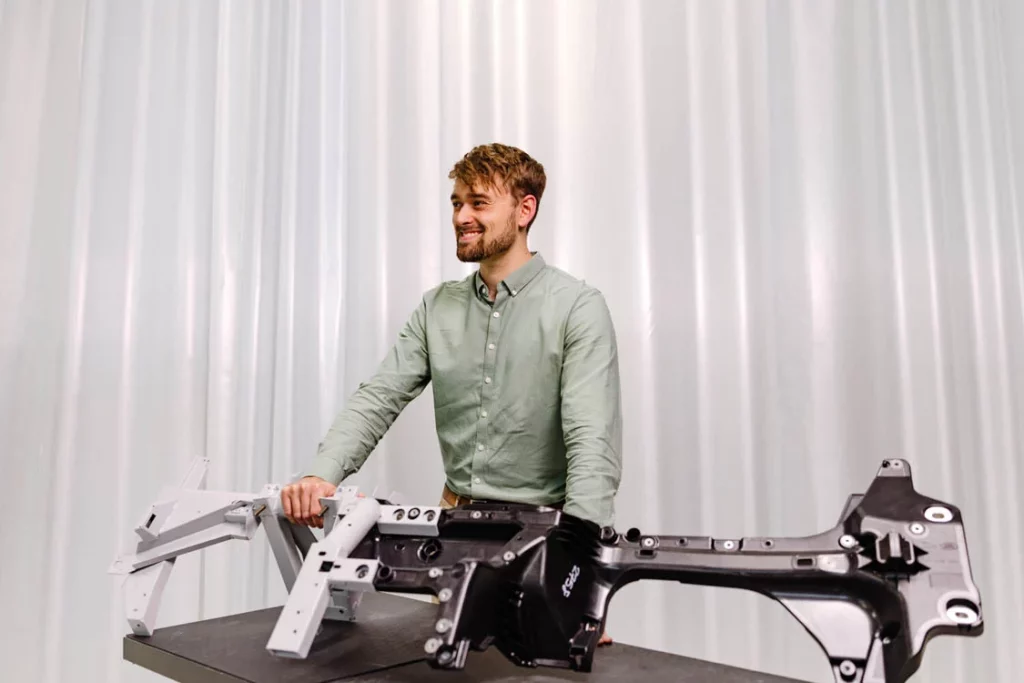 Eje estructural del salpicadero de JLR 4 Motor16