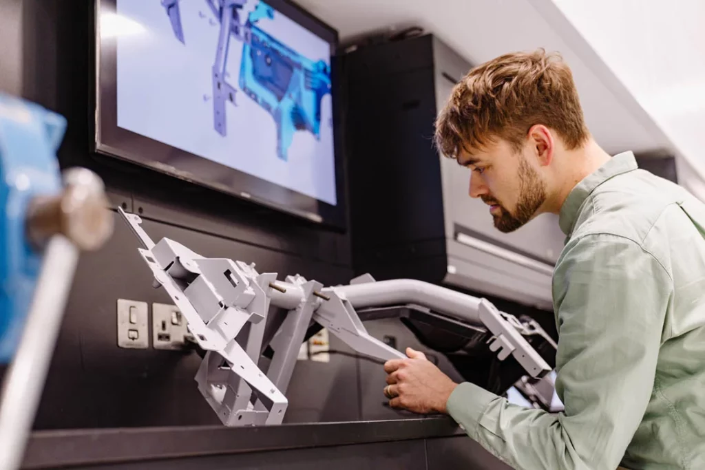 Eje estructural del salpicadero de JLR 5 Motor16