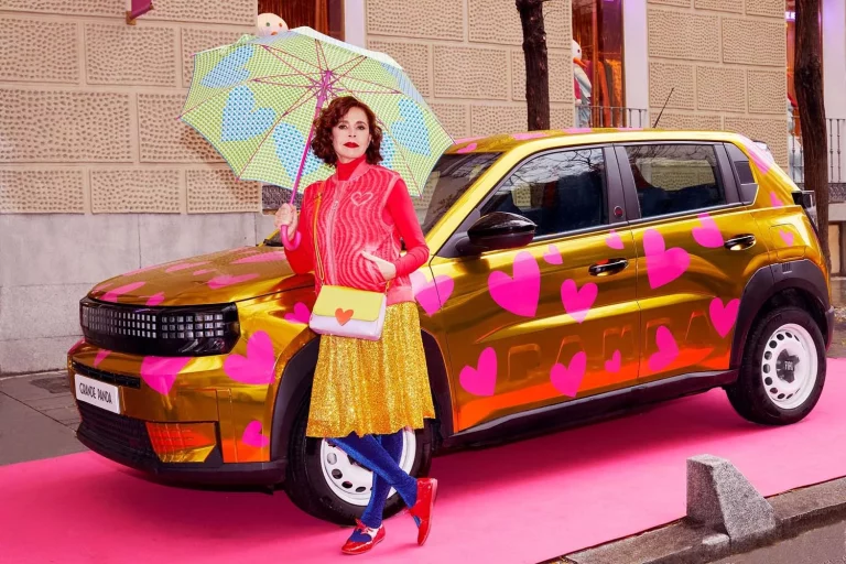 Agatha Ruiz de la Prada contagia su espíritu optimista y llena de corazones el Fiat Grande Panda