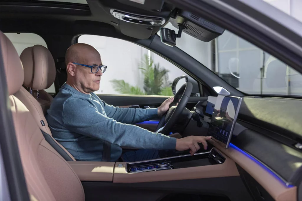 Primer contacto con el EBRO s900 PHEV, un 'español' muy serio y a qué precio 12 Motor16 Fotos EBRO s900 personalizadas 5 Motor16