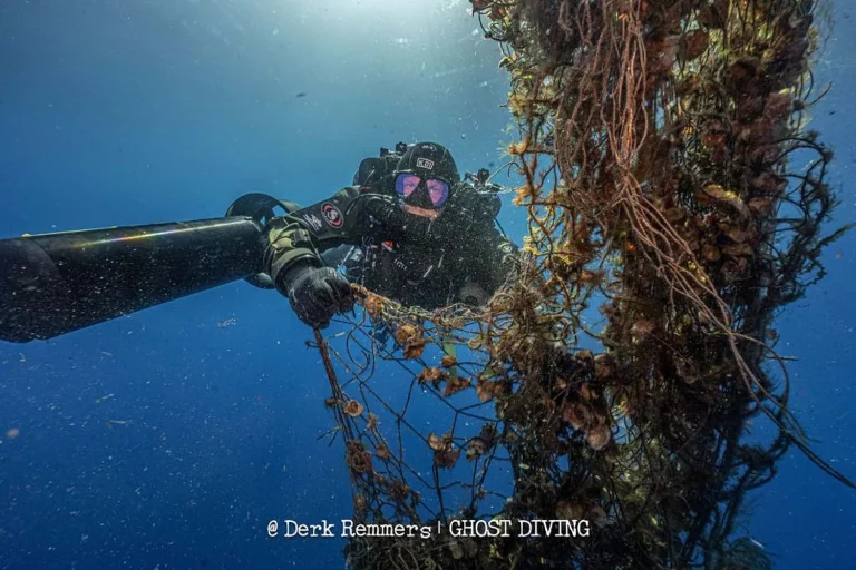 Hyundai retira 320 toneladas de basura marina en cinco años junto a Healthy Seas: así transforman redes fantasma en alfombrillas para los coches