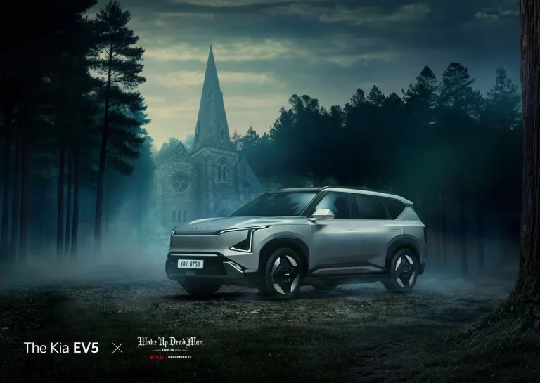 El Kia EV5 protagoniza la nueva película de Netflix «Puñales por la espalda: De entre los muertos»