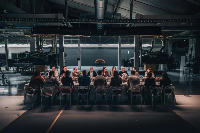 Lamborghini celebra la Navidad con ‘The Dinner’, un emotivo homenaje a sus empleados