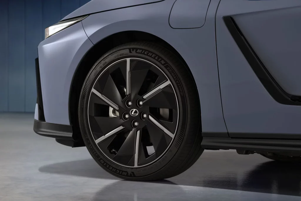 El Lexus ES, la apuesta por los sedán electrificados, más potente que nunca 8 Motor16 LEXUS ES 2025 4 Motor16