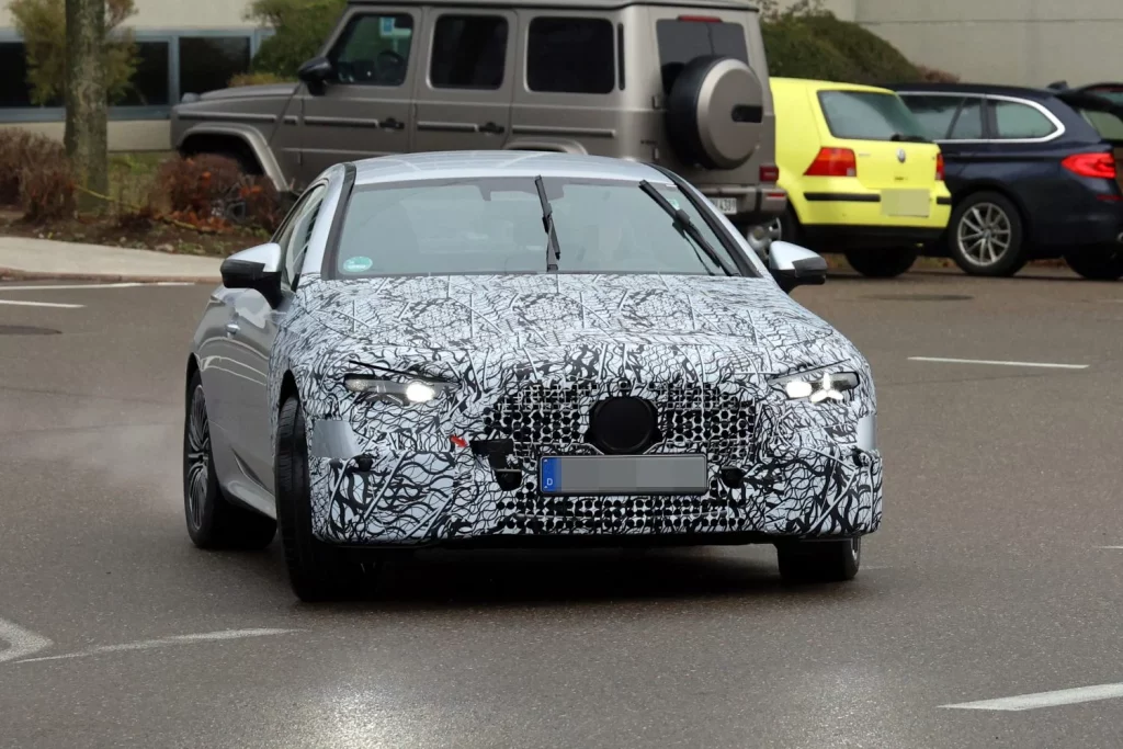 Mercedes CLE Coupé 2026: Fotos espía de la primera actualización del coupé alemán 3 Motor16 Mercedes CLE 2026 restyling 1 Motor16